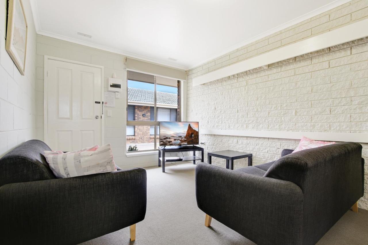 Hybiscus Waterfront Apartments Lakes Entrance Exterior photo