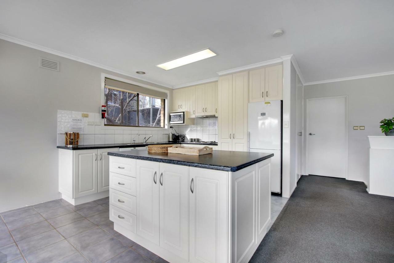 Hybiscus Waterfront Apartments Lakes Entrance Exterior photo