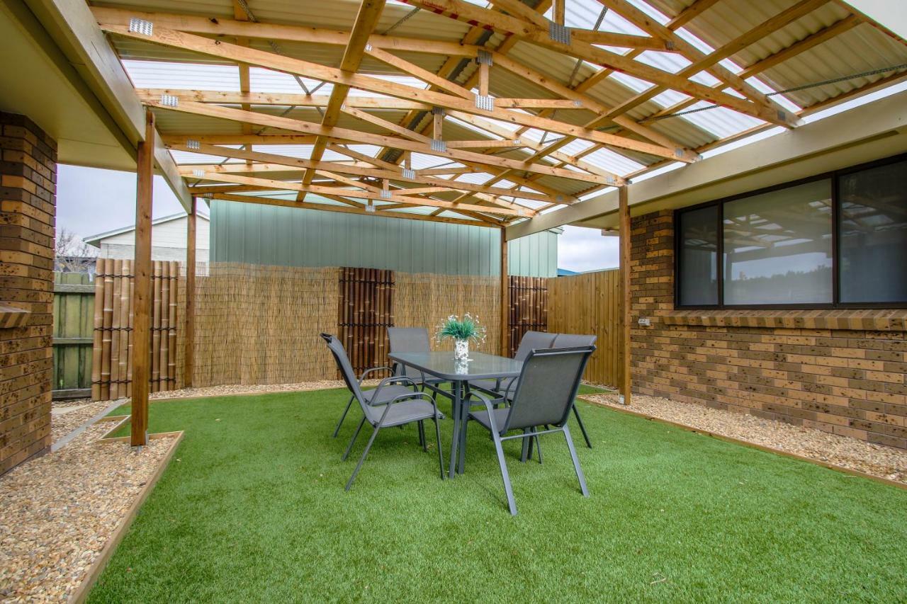 Hybiscus Waterfront Apartments Lakes Entrance Exterior photo
