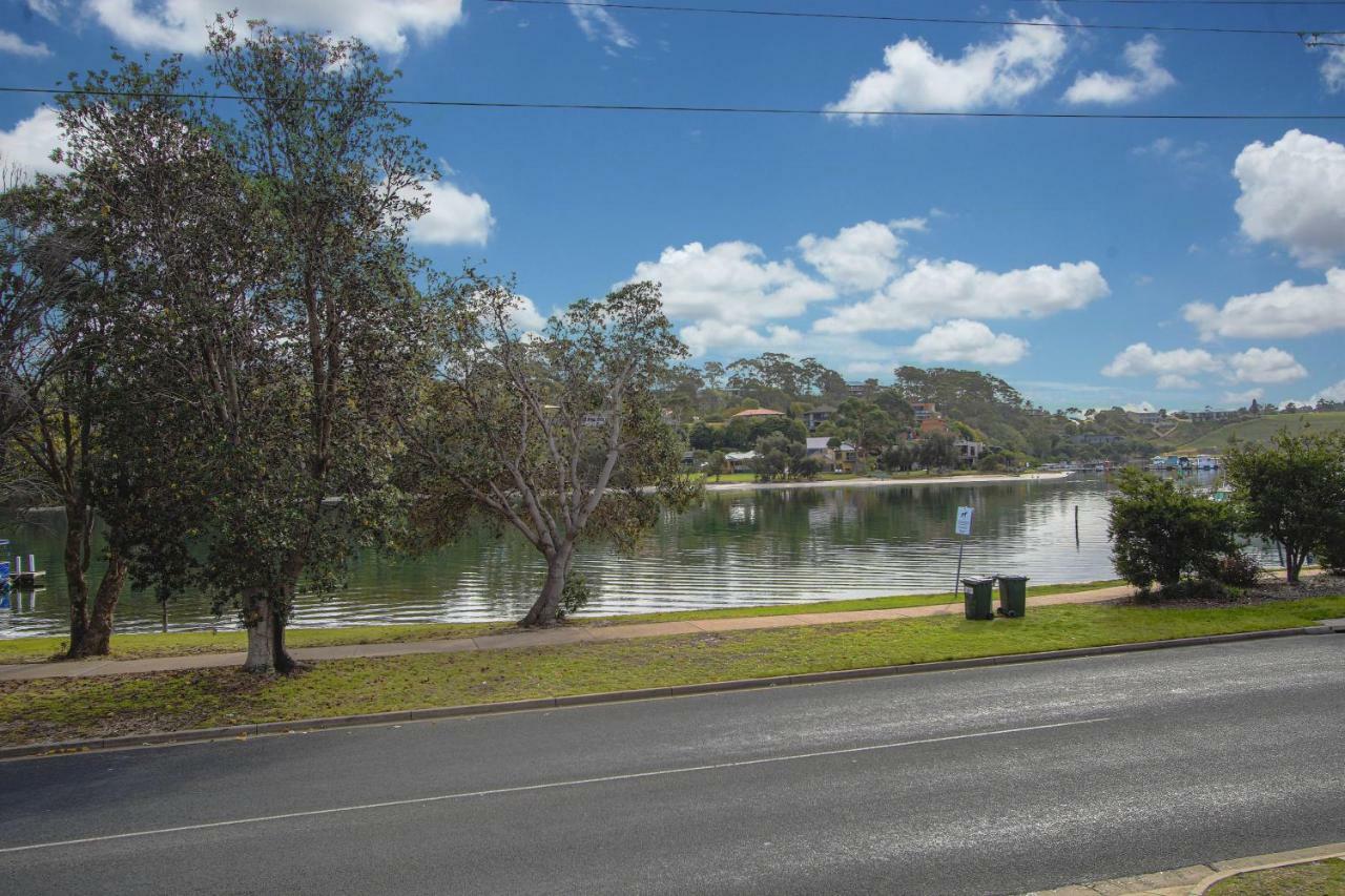 Hybiscus Waterfront Apartments Lakes Entrance Exterior photo